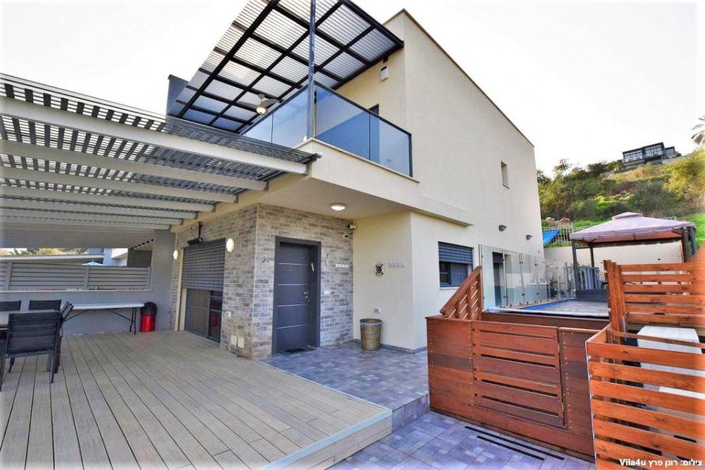 100458 חצר הוילה, אחוזת אגם כנרת, וילה  במגדל וילות - Vila 4 U