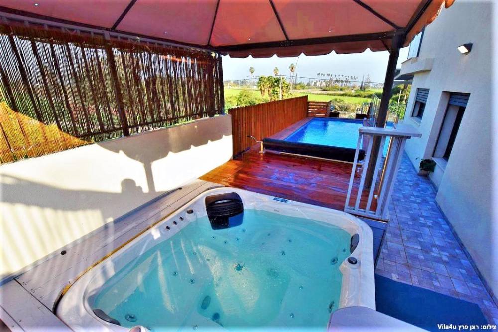 100459 חצר הוילה, אחוזת אגם כנרת, וילה  במגדל וילות - Vila 4 U