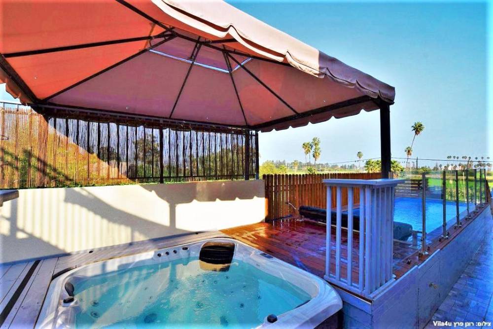 100463 חצר הוילה, אחוזת אגם כנרת, וילה  במגדל וילות - Vila 4 U
