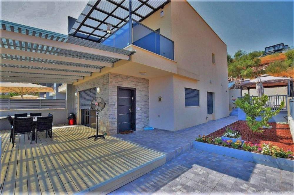 100465 חצר הוילה, אחוזת אגם כנרת, וילה  במגדל וילות - Vila 4 U