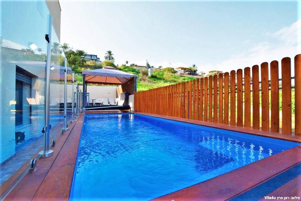 100466 חצר הוילה, אחוזת אגם כנרת, וילה  במגדל וילות - Vila 4 U