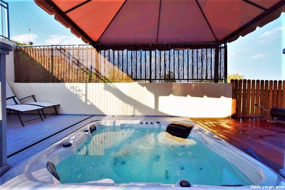 100467 חצר הוילה, אחוזת אגם כנרת, וילה  במגדל וילות - Vila 4 U
