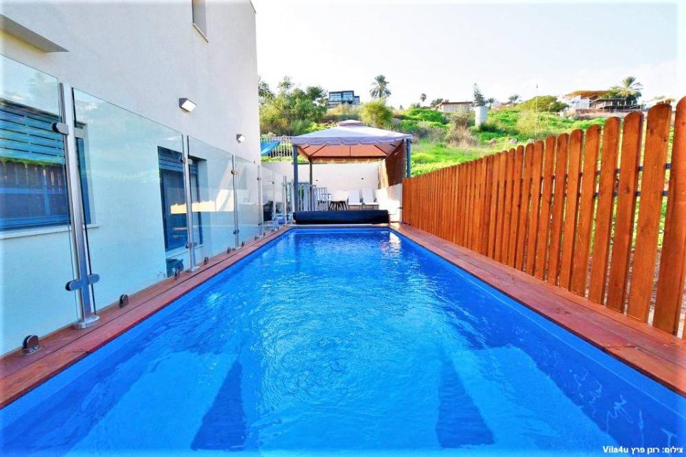 100468 חצר הוילה, אחוזת אגם כנרת, וילה  במגדל וילות - Vila 4 U