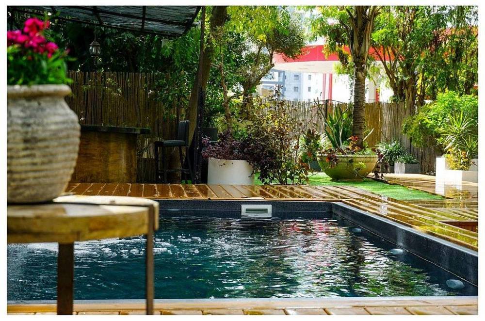 104566 מתחם הבריכה, החצר של מישקה, וילה  בהרצליה וילות - Vila 4 U