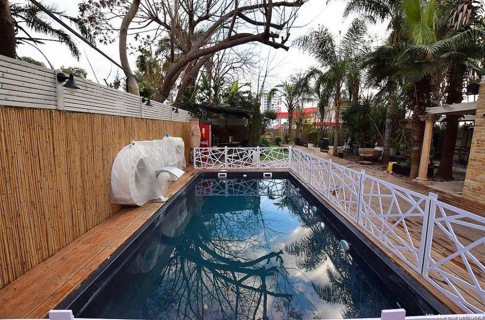 104568 מתחם הבריכה, החצר של מישקה, וילה  בהרצליה וילות - Vila 4 U