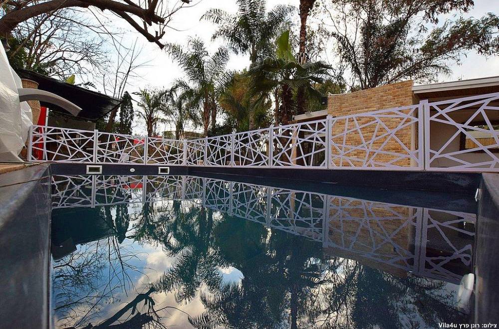 104569 מתחם הבריכה, החצר של מישקה, וילה  בהרצליה וילות - Vila 4 U