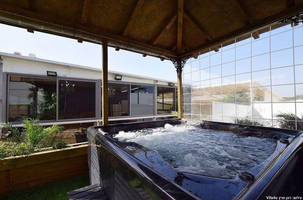 111168 החצר, וילה לב הכפר תירוש, וילה  בתירוש וילות - Vila 4 U