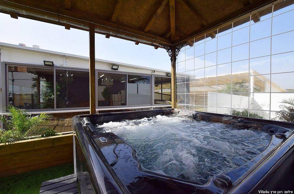 111180 החצר, וילה לב הכפר תירוש, וילה  בתירוש וילות - Vila 4 U