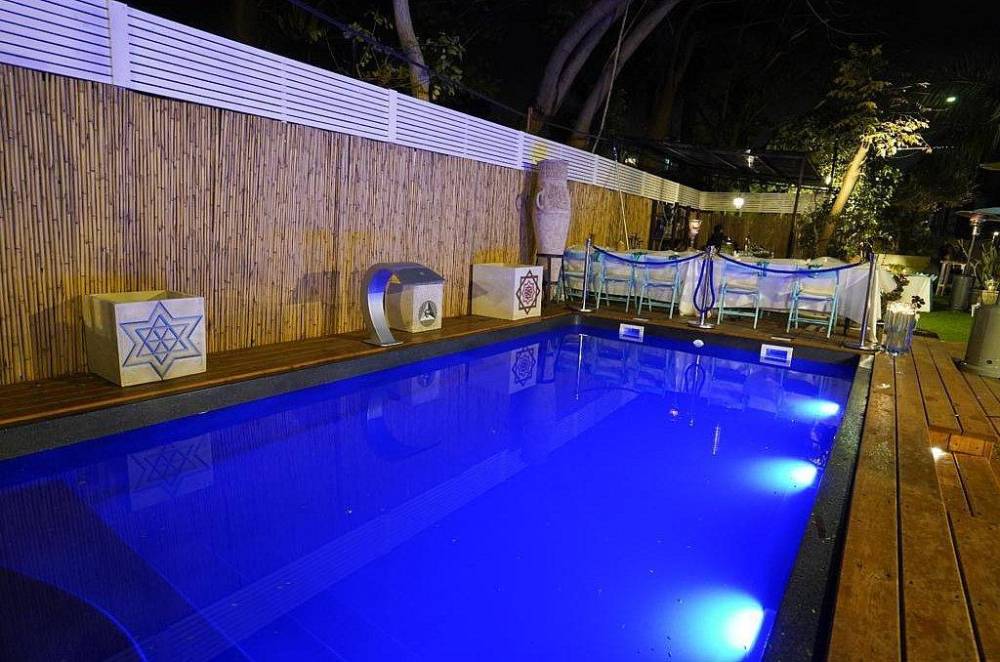 118019 מתחם הבריכה, החצר של מישקה, וילה  בהרצליה וילות - Vila 4 U