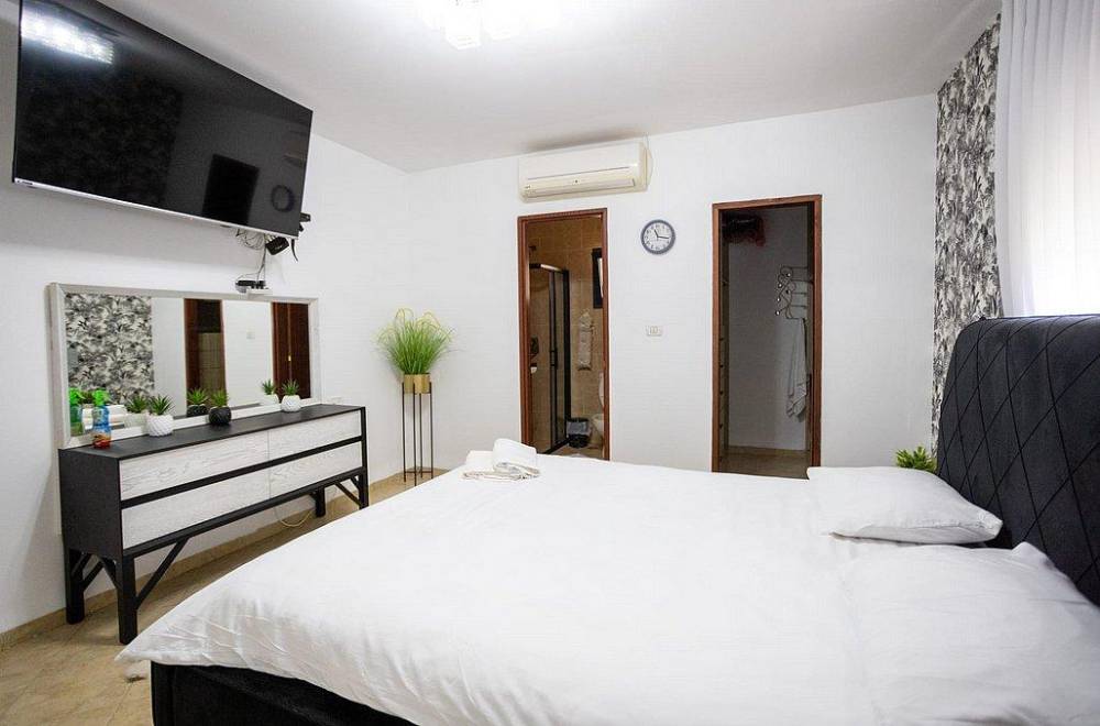 137012 גלריית פנים, לאקי וילה, וילה  בכפר חנניה וילות - Vila 4 U