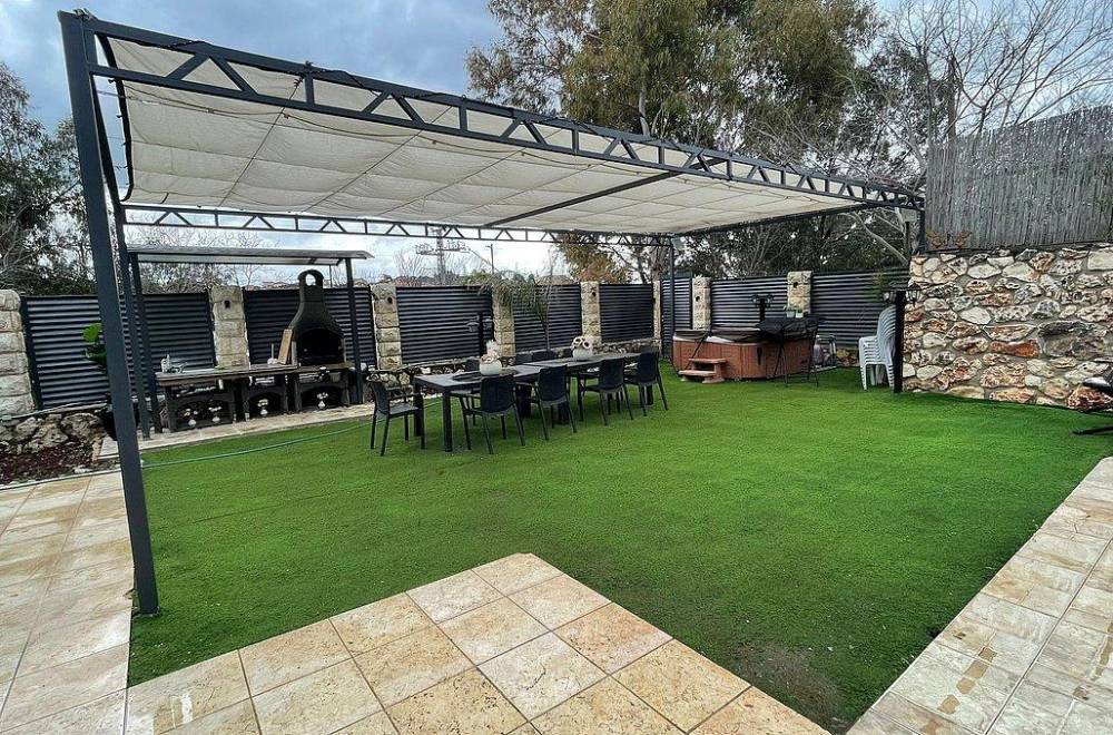 137065 המתחם החיצוני, לאקי וילה, וילה  בכפר חנניה וילות - Vila 4 U