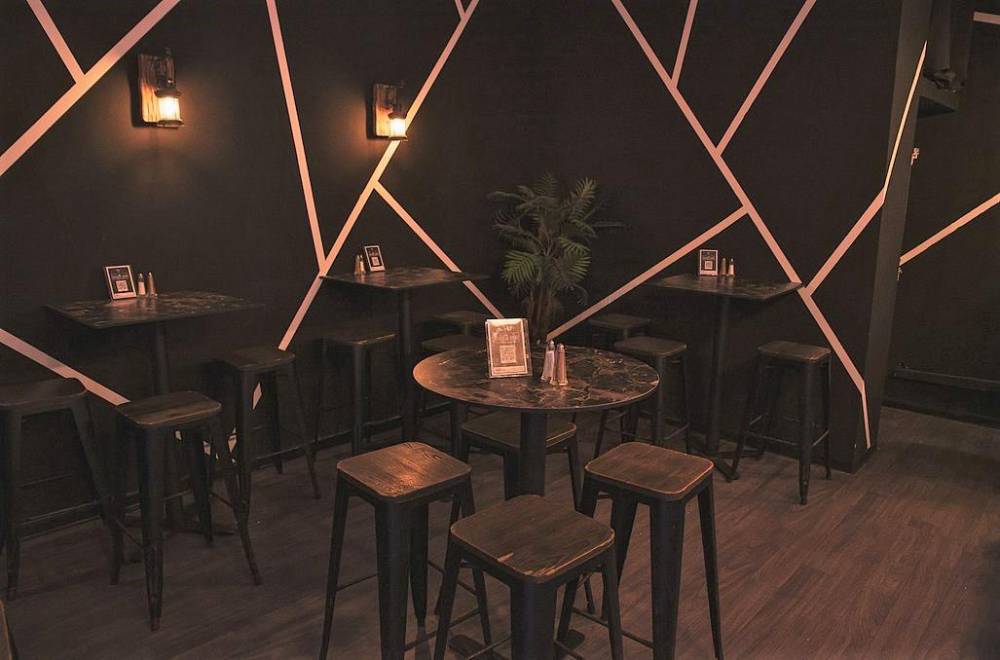 גלריה כללית שוגה בר כיסאות ושולחנות ברחבי המתחם כללי, שוגה בר - Shuga Bar, וילה  ברחובות וילות - Vila 4 U