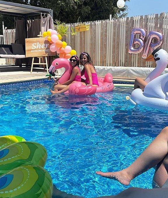 140157 אורחים במתחם, בריכת הסולטן, וילה  בעזריקם וילות - Vila 4 U