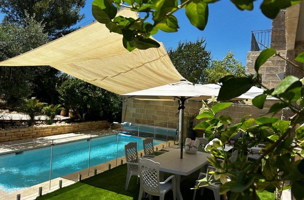 150506 חצר המתחם, וילה בהר, וילה  בצור הדסה וילות - Vila 4 U