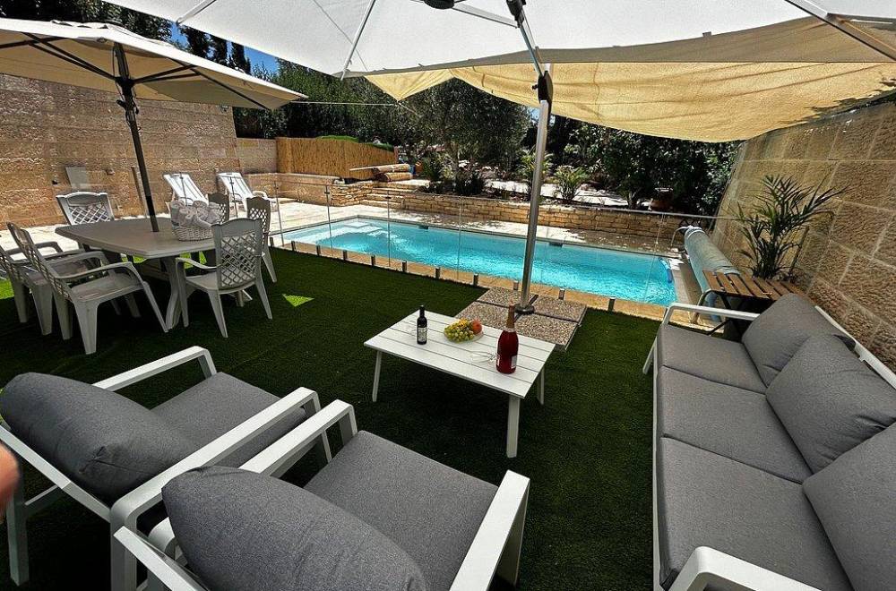 150507 חצר המתחם, וילה בהר, וילה  בצור הדסה וילות - Vila 4 U