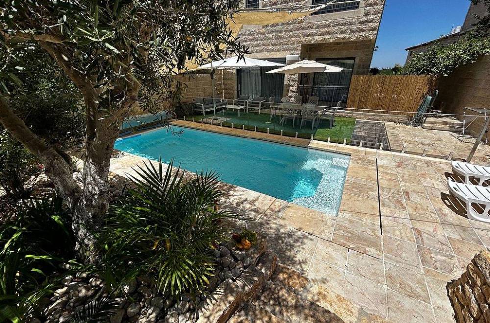 150509 חצר המתחם, וילה בהר, וילה  בצור הדסה וילות - Vila 4 U