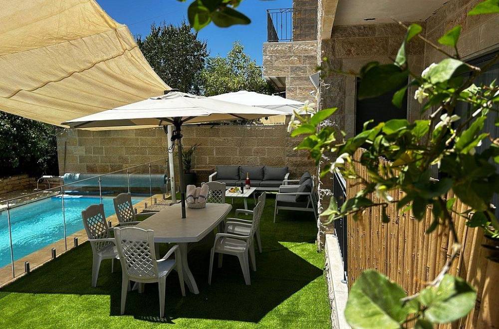 150510 חצר המתחם, וילה בהר, וילה  בצור הדסה וילות - Vila 4 U