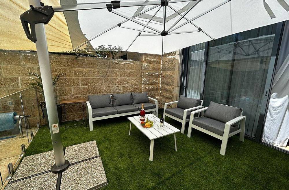 150511 חצר המתחם, וילה בהר, וילה  בצור הדסה וילות - Vila 4 U