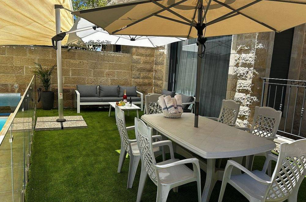 150513 חצר המתחם, וילה בהר, וילה  בצור הדסה וילות - Vila 4 U