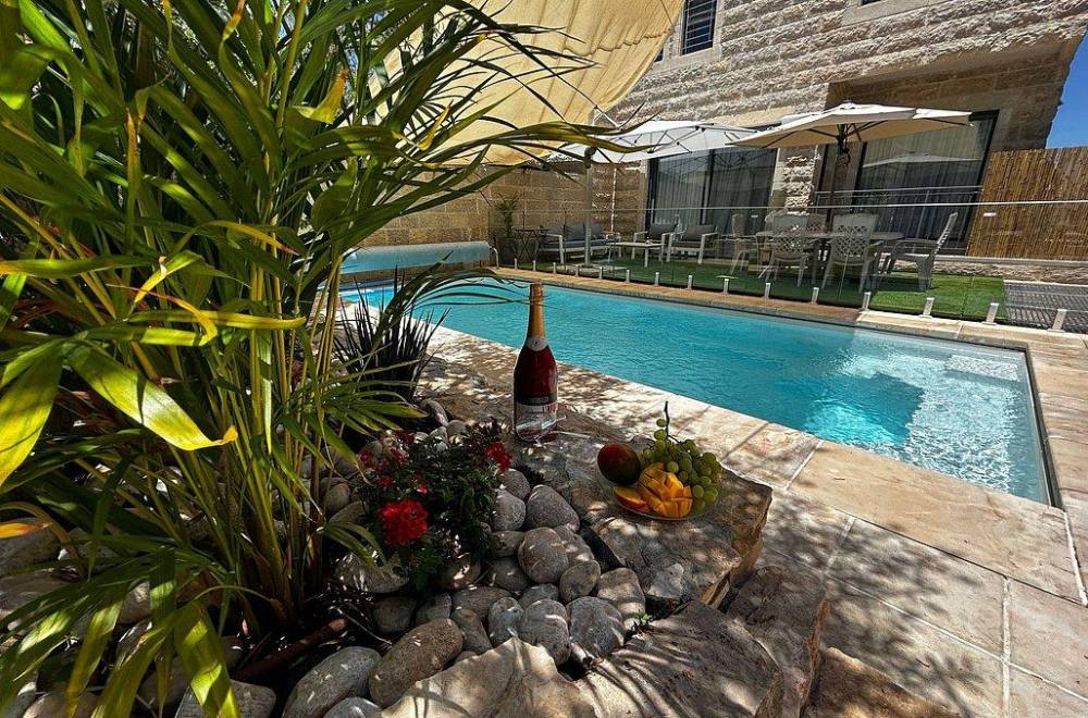 150517 חצר המתחם, וילה בהר, וילה  בצור הדסה וילות - Vila 4 U