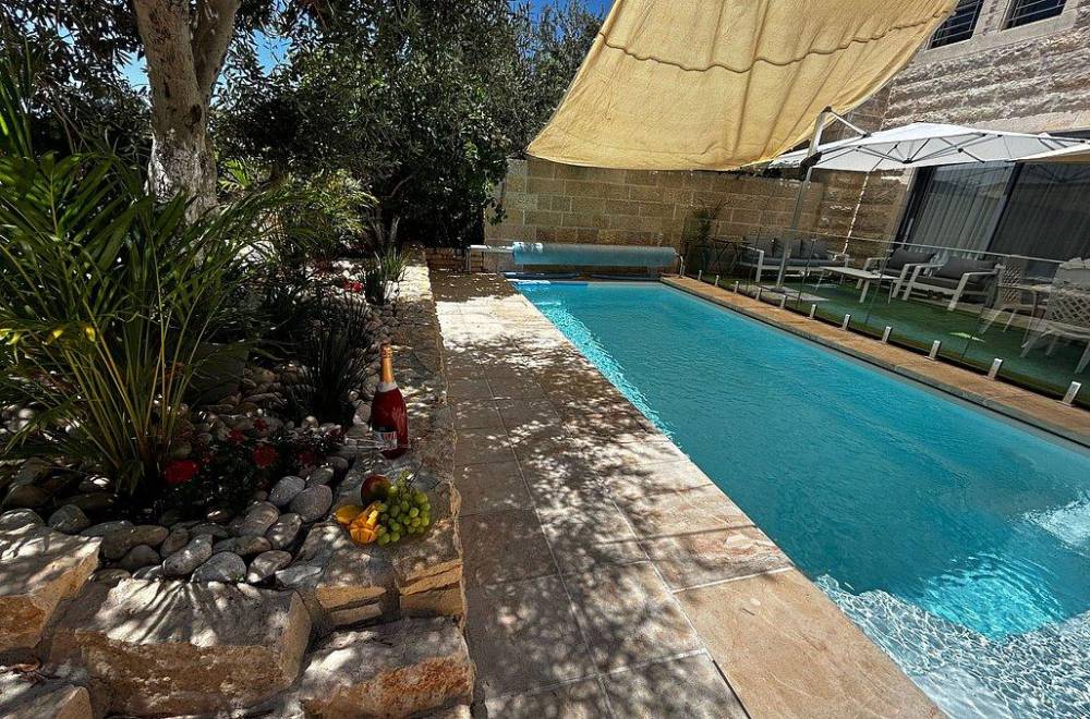 150519 חצר המתחם, וילה בהר, וילה  בצור הדסה וילות - Vila 4 U