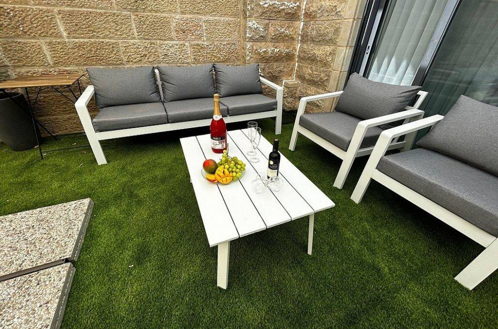 150520 חצר המתחם, וילה בהר, וילה  בצור הדסה וילות - Vila 4 U