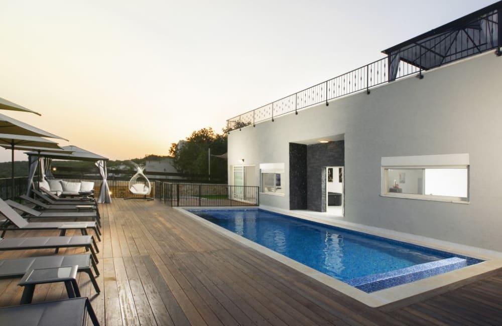 156057 המתחם החיצוני, אחוזת סאנשיין, וילה  בזרעית וילות - Vila 4 U