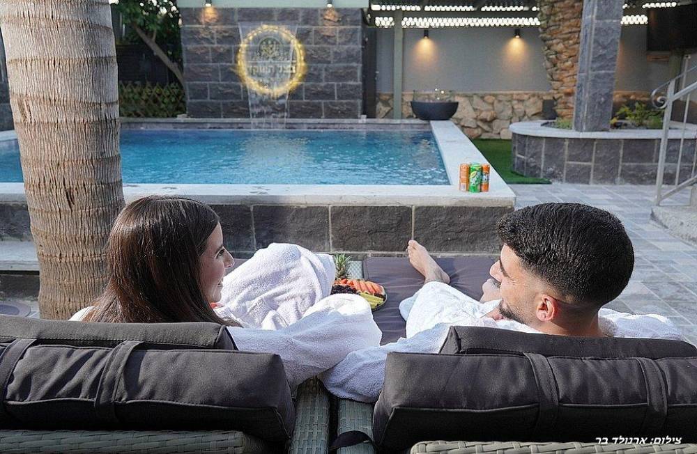 וילה ספא בצל השקד חוץ המתחם החיצוני, וילה ספא בצל השקד, וילה  בטפחות וילות - Vila 4 U