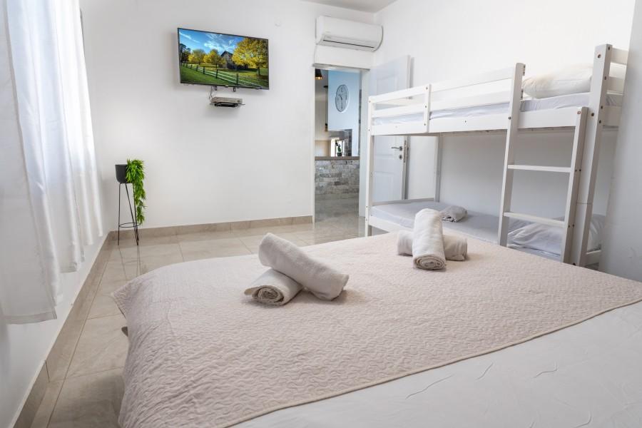 גלרית פנים מתחם האושר חדר שינה עם מיטת ילדים גלרית פנים, אחוזת האושר בכלנית, וילה  בכלנית וילות - Vila 4 U