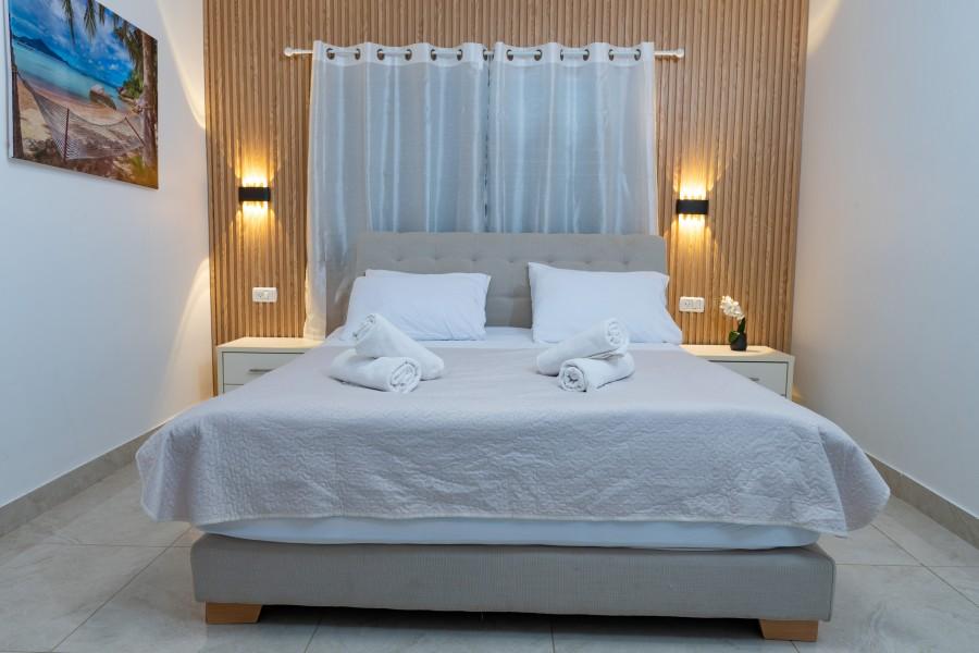 גלרית פנים מתחם האושר מיטה זוגית יוקרתית גלרית פנים, אחוזת האושר בכלנית, וילה  בכלנית וילות - Vila 4 U