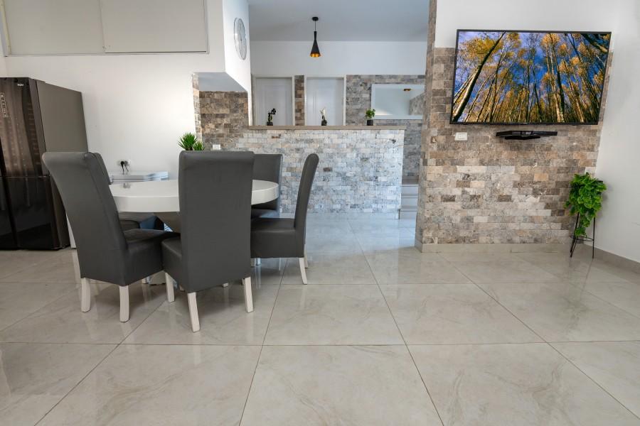 גלרית פנים מתחם האושר פינת אוכל גלרית פנים, אחוזת האושר בכלנית, וילה  בכלנית וילות - Vila 4 U