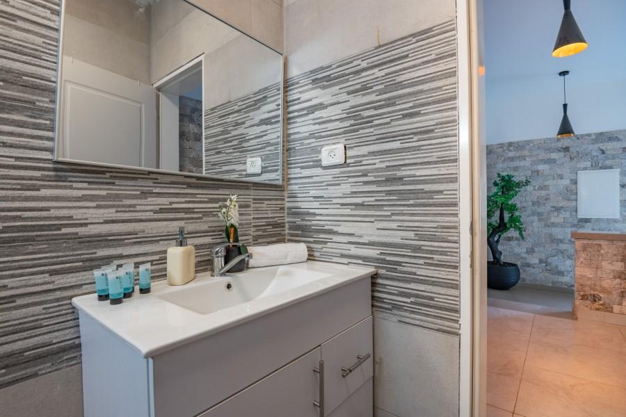 גלרית פנים מתחם האושר כיור בחדר רחצה גלרית פנים, אחוזת האושר בכלנית, וילה  בכלנית וילות - Vila 4 U