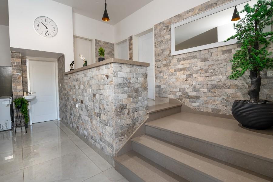 גלרית פנים מתחם האושר מדרגות הוילה גלרית פנים, אחוזת האושר בכלנית, וילה  בכלנית וילות - Vila 4 U