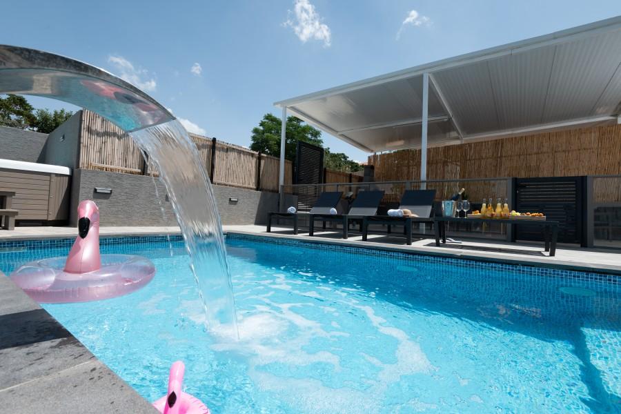 גלריית חוץ אחוזת האושר בכלנית הבריכה באור יום המתחם החיצוני, אחוזת האושר בכלנית, וילה  בכלנית וילות - Vila 4 U