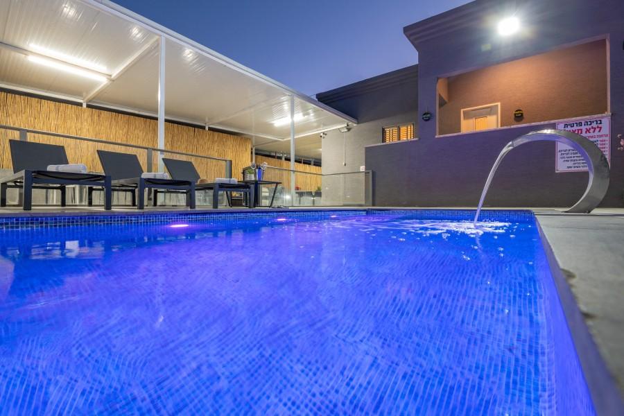 גלריית חוץ אחוזת האושר בכלנית בריכה בערב המתחם החיצוני, אחוזת האושר בכלנית, וילה  בכלנית וילות - Vila 4 U