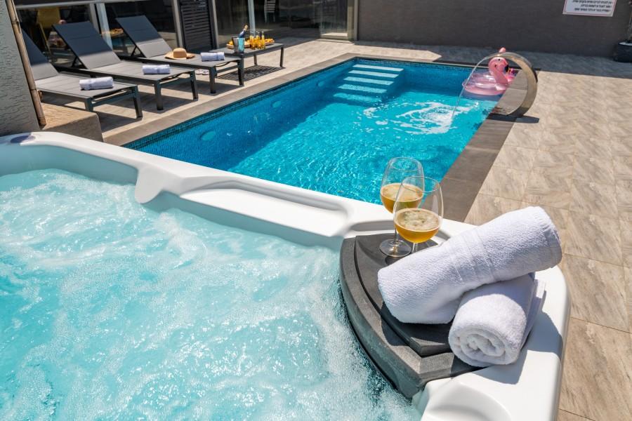 גלריית חוץ אחוזת האושר בכלנית גקוזי לצד הבריכה המתחם החיצוני, אחוזת האושר בכלנית, וילה  בכלנית וילות - Vila 4 U