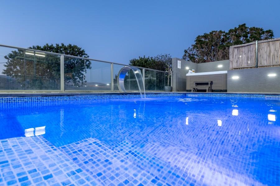 גלריית חוץ אחוזת האושר בכלנית בריכת השחייה בלילה המתחם החיצוני, אחוזת האושר בכלנית, וילה  בכלנית וילות - Vila 4 U
