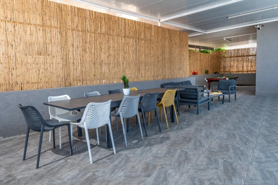 גלריית חוץ אחוזת האושר בכלנית  שולחן אוכל המתחם החיצוני, אחוזת האושר בכלנית, וילה  בכלנית וילות - Vila 4 U