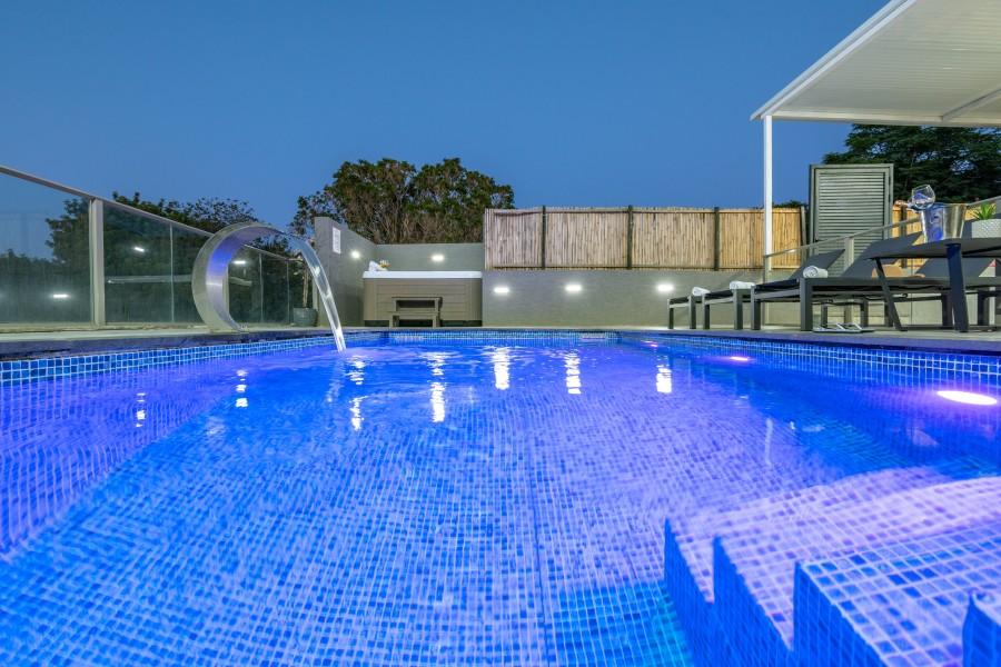 גלריית חוץ אחוזת האושר בכלנית מדרגות הבריכה בלילה המתחם החיצוני, אחוזת האושר בכלנית, וילה  בכלנית וילות - Vila 4 U