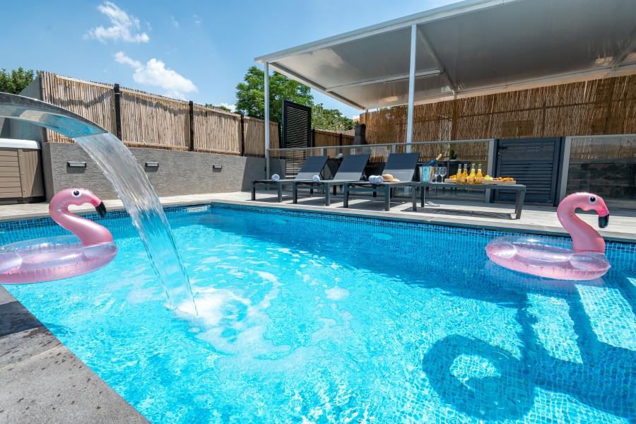 גלריית חוץ אחוזת האושר בכלנית מפל מים מהבריכה המתחם החיצוני, אחוזת האושר בכלנית, וילה  בכלנית וילות - Vila 4 U