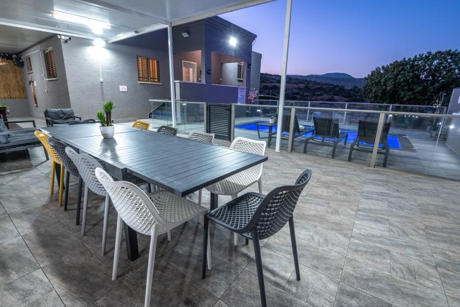 גלריית חוץ אחוזת האושר בכלנית שולחן אוכל חיצוני המתחם החיצוני, אחוזת האושר בכלנית, וילה  בכלנית וילות - Vila 4 U