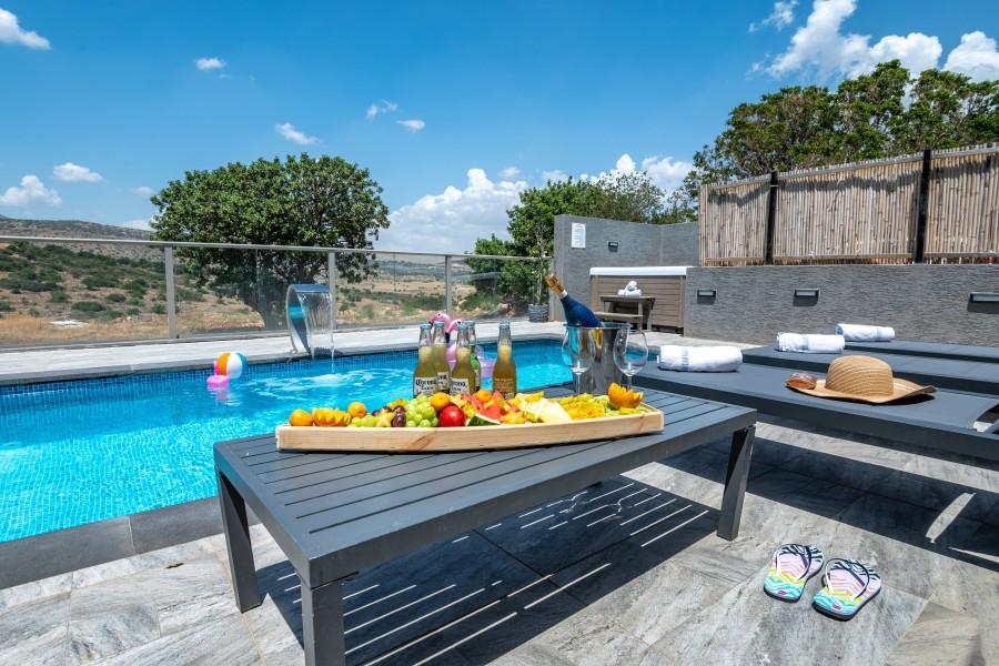 גלריית חוץ אחוזת האושר בכלנית מיטות שיזוף לצד הבריכה המתחם החיצוני, אחוזת האושר בכלנית, וילה  בכלנית וילות - Vila 4 U