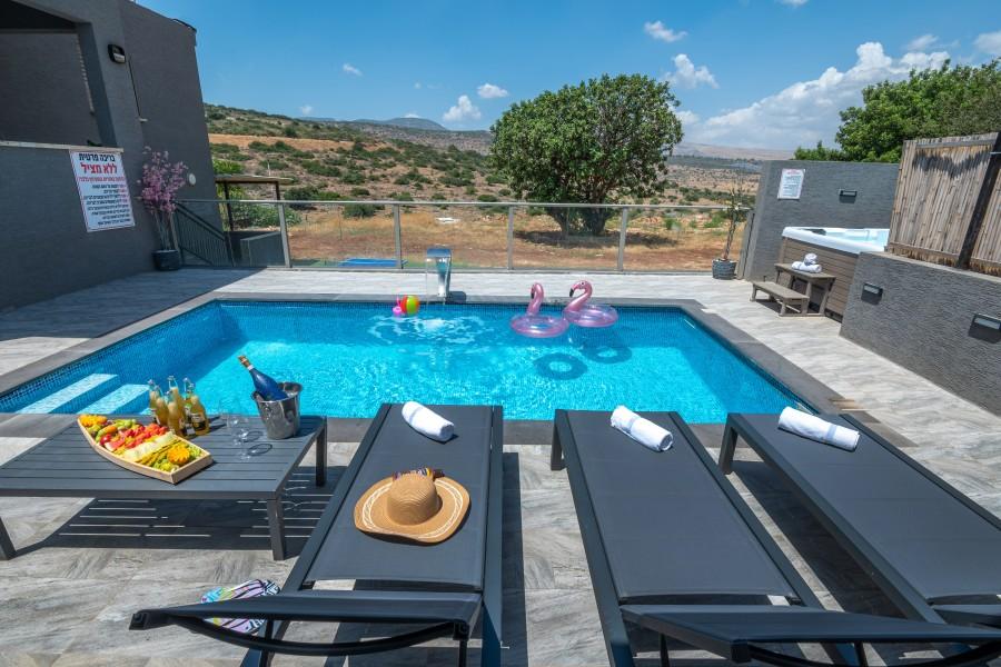 גלריית חוץ אחוזת האושר בכלנית מיטות שיזוף צופות לנוף המתחם החיצוני, אחוזת האושר בכלנית, וילה  בכלנית וילות - Vila 4 U