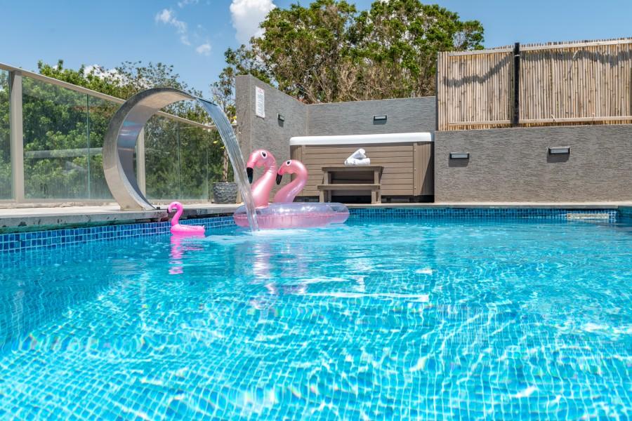 גלריית חוץ אחוזת האושר בכלנית הבריכה המתחם החיצוני, אחוזת האושר בכלנית, וילה  בכלנית וילות - Vila 4 U