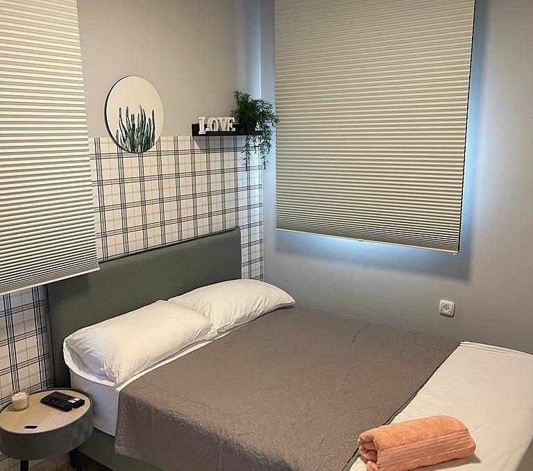 דירת נופש ברויאל פארק - חדר שינה עם מיטה זוגית דירת הנופש, דירת נופש ברויאל פארק, וילה  באילת וילות - Vila 4 U