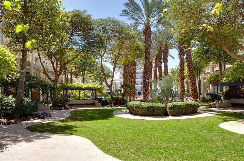 דירת נופש ברויאל פארק - מתחם חוץ עם מדשאות מתחם רויאל פארק, דירת נופש ברויאל פארק, וילה  באילת וילות - Vila 4 U