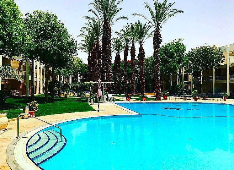 דירת נופש ברויאל פארק - מתחם חוץ עם בריכה מתחם רויאל פארק, דירת נופש ברויאל פארק, וילה  באילת וילות - Vila 4 U