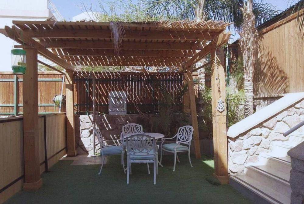 וילה ריצי שולחן חיצוני המתחם החיצוני, וילה ריצ'י, וילה  באילת וילות - Vila 4 U