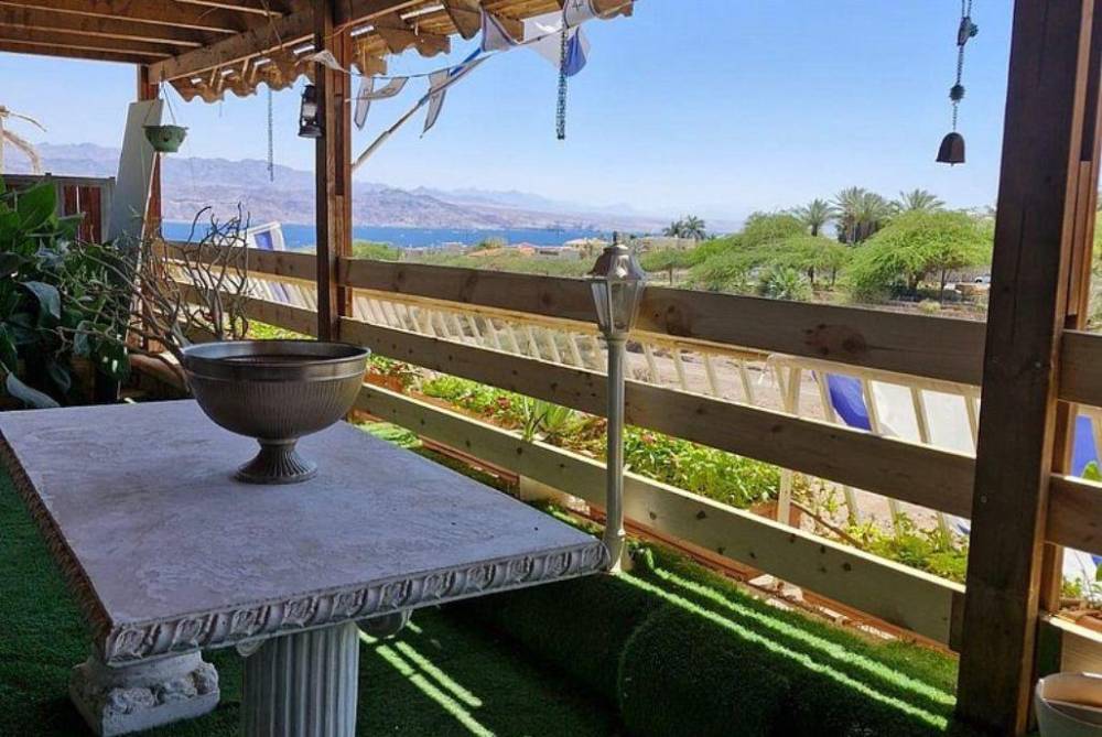 וילה ריצי פינת ישיבה מול נוף המתחם החיצוני, וילה ריצ'י, וילה  באילת וילות - Vila 4 U