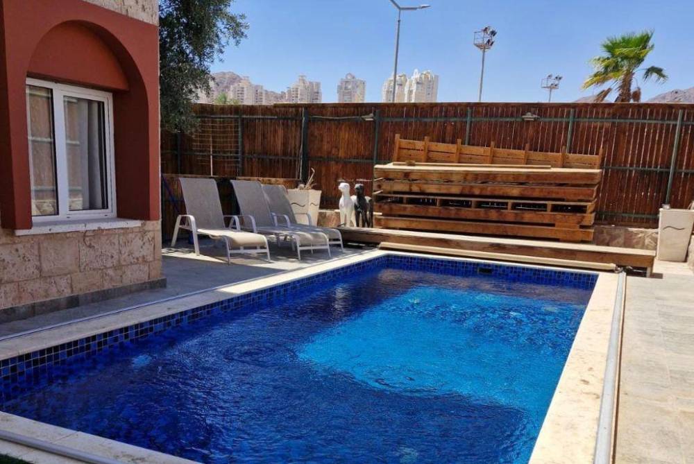 וילה ריצי בריכת שחייה המתחם החיצוני, וילה ריצ'י, וילה  באילת וילות - Vila 4 U